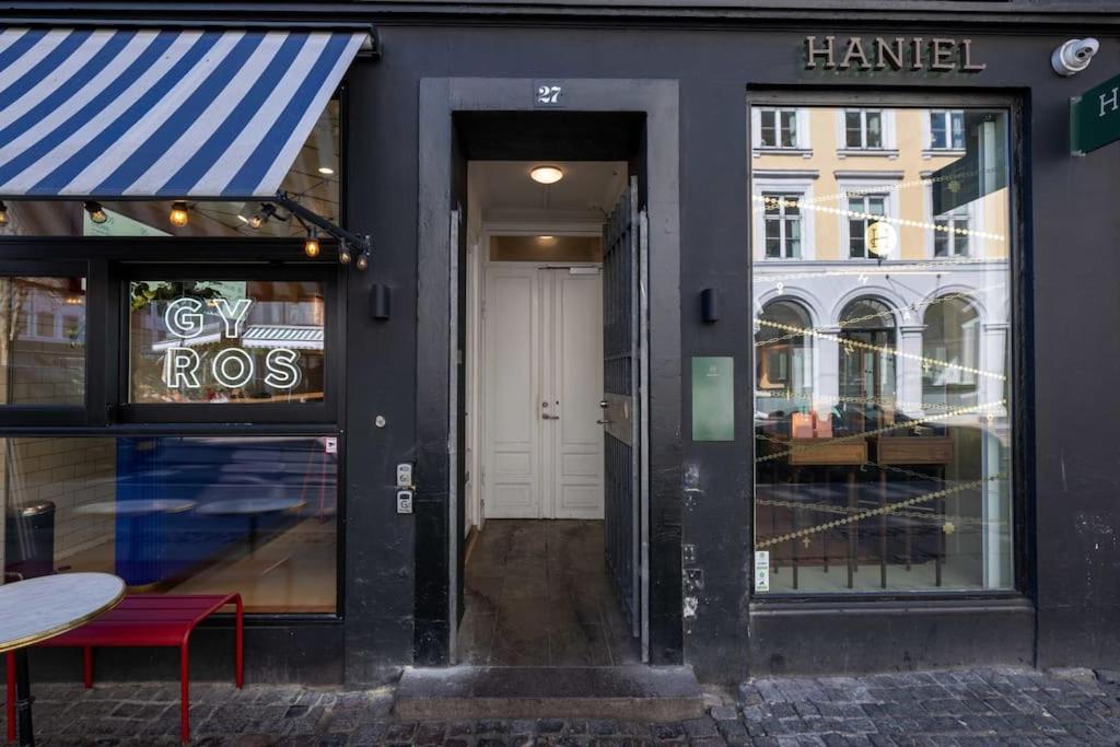 Stylish On Lively Street In Downtown Apartamento