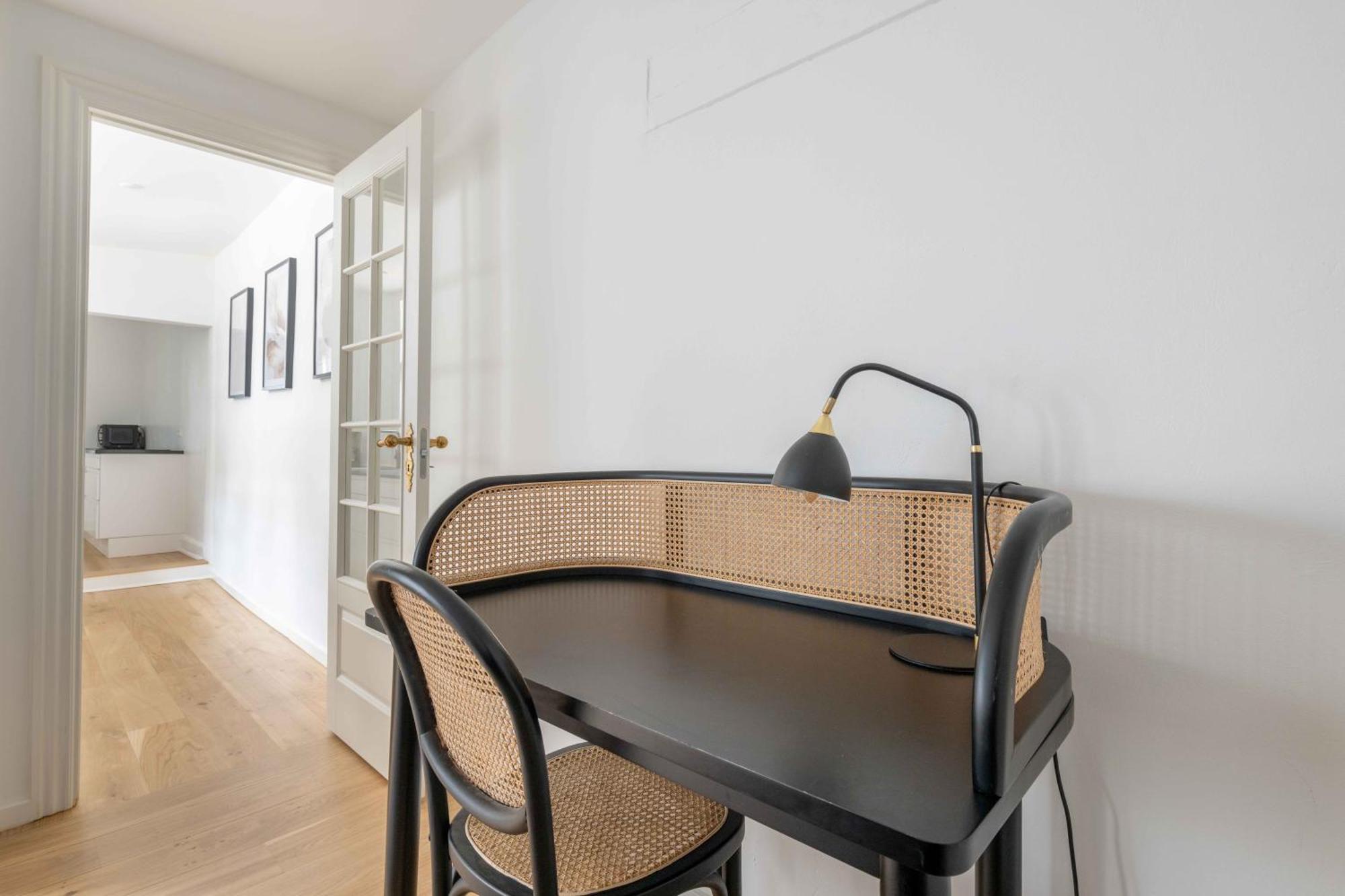 Stylish On Lively Street In Downtown *