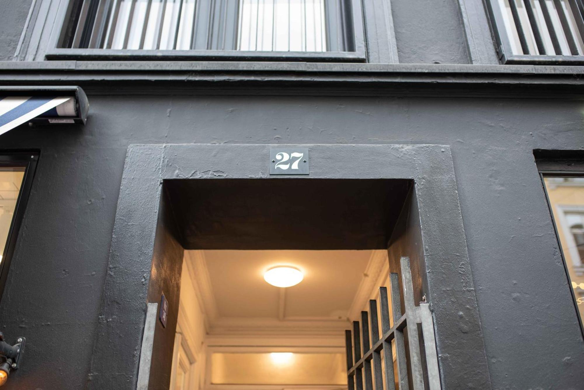 Stylish On Lively Street In Downtown Apartamento